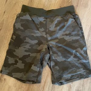 Men's camo lululemon shorts size medium like new